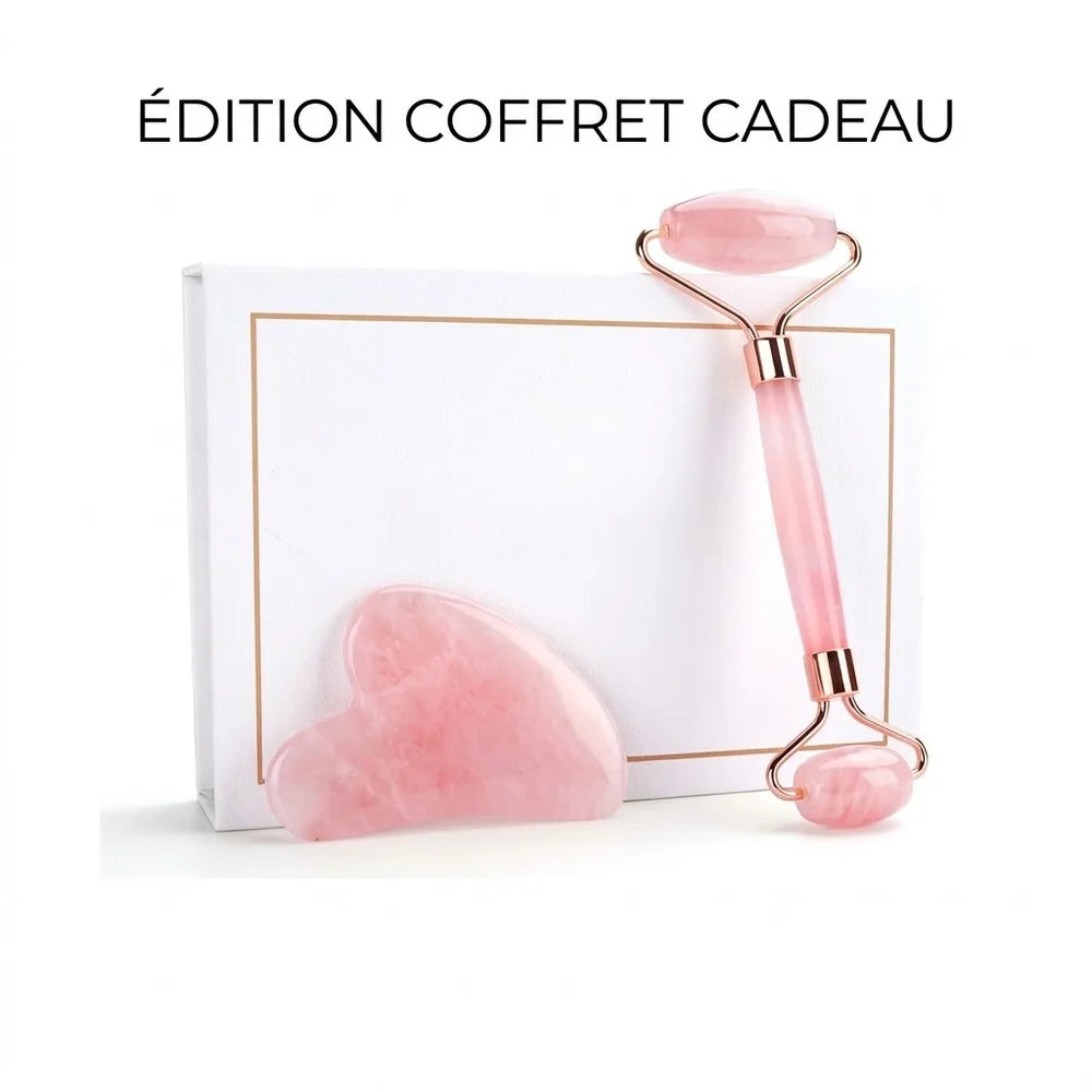 Édition coffret cadeau : rouleau et Gua Sha en forme de cœur en quartz rose devant leur boîte blanche