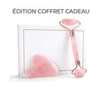 Édition coffret cadeau : rouleau et Gua Sha en forme de cœur en quartz rose devant leur boîte blanche