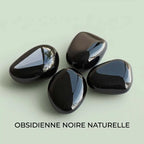 Quatre pierres d'obsidienne noire naturelle polies, brillantes, sur fond vert pâle
