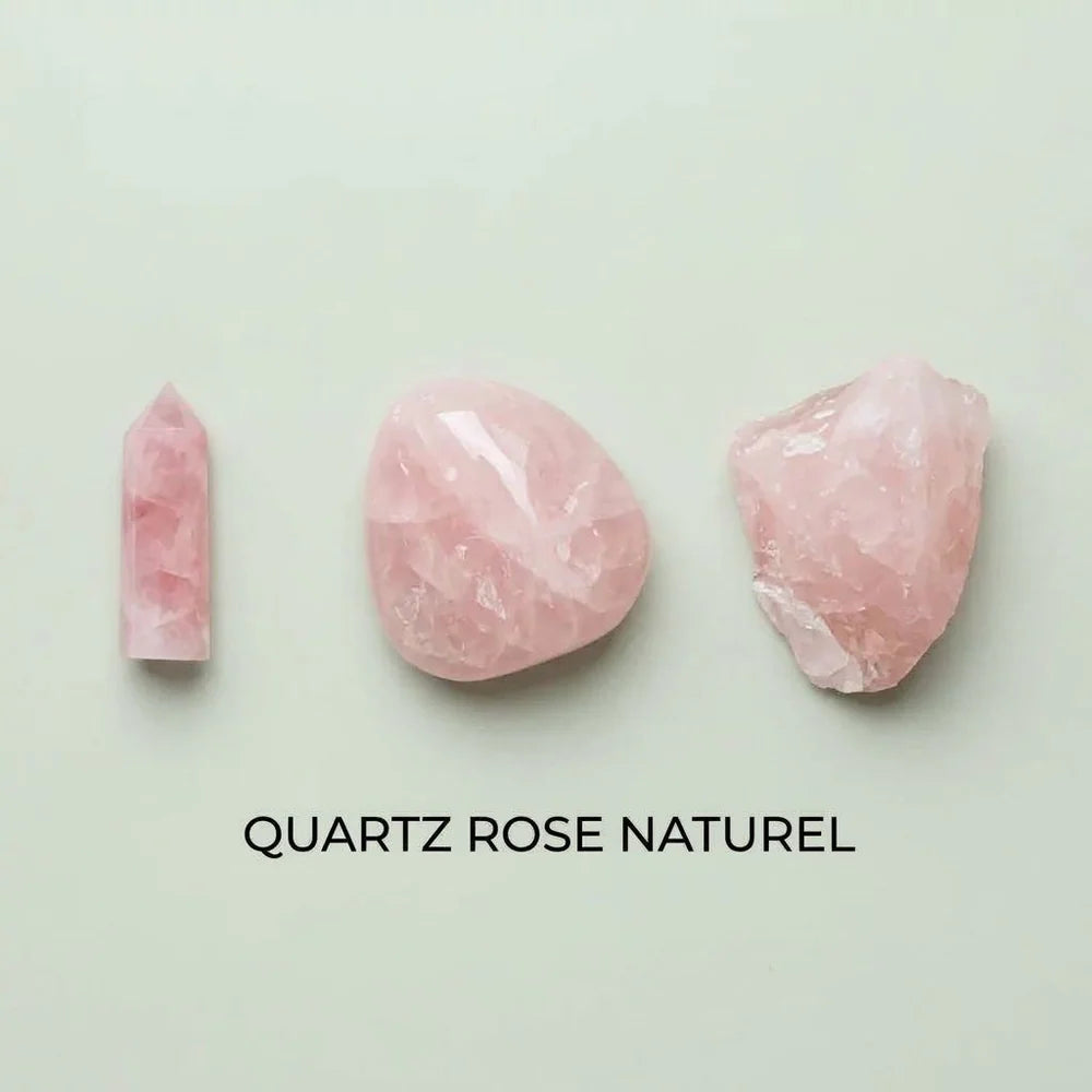 Quartz rose naturel : pointe, pierre polie et cristal brut sur fond vert pâle